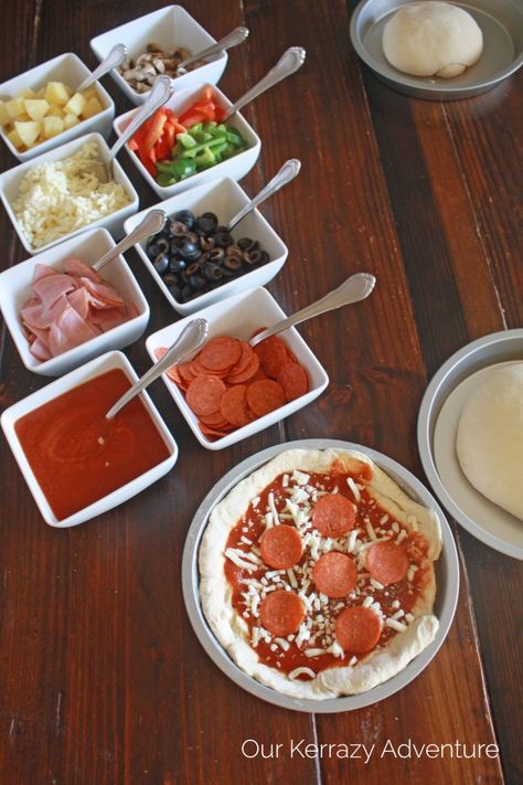 How to Host a Build Your Own Pizza Party - Our Kerrazy Adventure Pizza Bar Party, Pizza Dinner Party, Build Your Own Pizza, Kids Pizza Party, Pizza Party Birthday, Kids Pizza, Pizza Ideas, Pizza Dinner, Diy Pizza