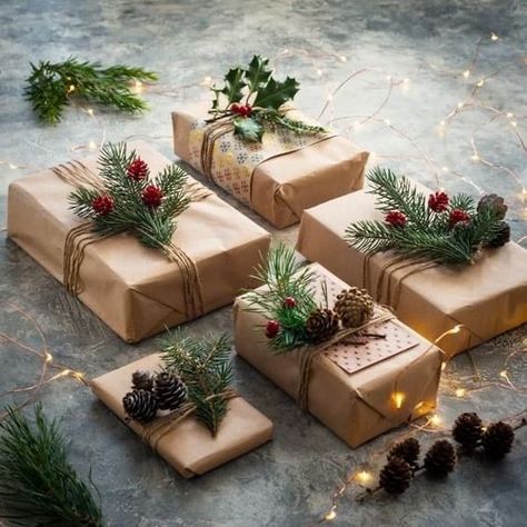 Kraft Paper Gift Wrapping Ideas, Natural Gift Wrapping, Christmas Present Wrap, Christmas Gift Wrapping Diy, Christmas Gift Wrapping Ideas, Opening Gifts, The Christmas Story, Christmas Gift Packaging, Gift Wrapping Inspiration