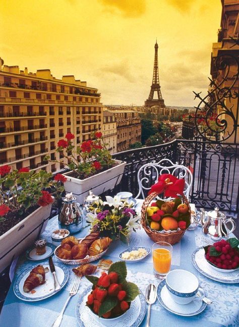 Plaza Athenee Paris, Torre Eiffel Paris, Paris Breakfast, Plaza Athenee, Rich Cars, City Dubai, Beautiful Paris, Cars Mercedes, Architecture City