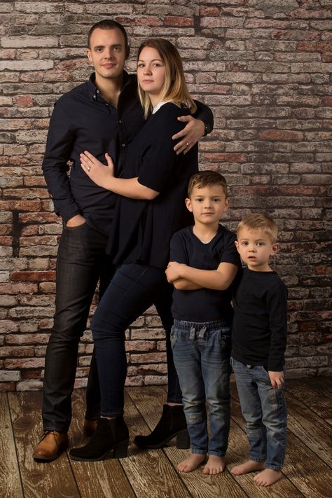 Family Picture Brick Wall, Brick Wall Family Photoshoot, Black Backdrop Family Photoshoot, Brick Wall Background Photography Posing Ideas, Brick Background Photoshoot, Brick Wall Backdrop Photoshoot, Family Photo Studio, Brick Background, Brick Backdrops