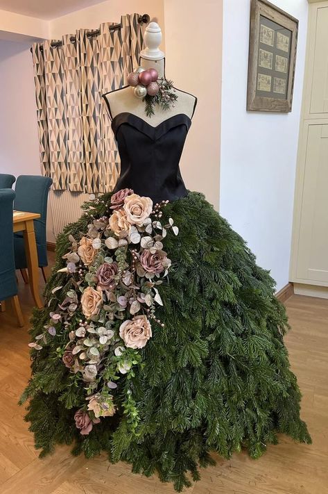 Maniquin Dress Display For Christmas, Christmas Tree Dress Mannequin Diy Tutorial, Dress Form Christmas Tree Angel, Christmas Tree Dress Diy, Christmas Mannequin Tree, Christmas Tree Mannequin Dresses, Mannequin Christmas Tree Ideas Dresses, Christmas Tree Dress Mannequin, Wire Dress Form