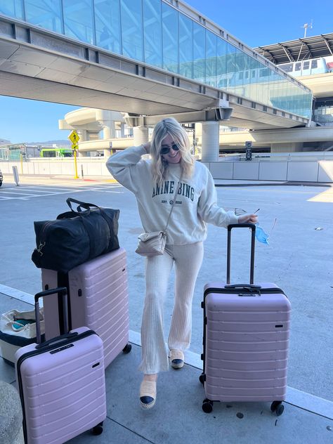 anine bing sweater Flight Outfit Ideas, Long Haul Flight Outfit, Stylish Airport Outfits, Outfit Ideas Short, Romper With Sneakers, Comfortable Airport Outfit, Airport Attire, Tie Dye Sweatsuit, Airport Outfit Ideas