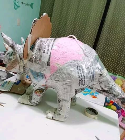 Papier Mache Dinosaur, Paper Mache Dinosaur, Cardboard Art Sculpture, Dinosaur Birthday Theme, Paper Mache Ideas, Paper Mache Projects, Paper Mache Animals, Piñata Ideas, Dinosaur Themed Birthday Party