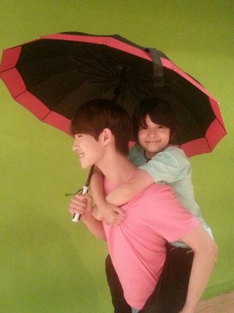 Doyoon carrying Samuel ~ Seventeen members- Pledis boys Samuel Seventeen, Svt Predebut, Seventeen Samuel, Seventeen Members, Samuel Kim, Kim Samuel, Cute Themes, Pre Debut, King Of My Heart