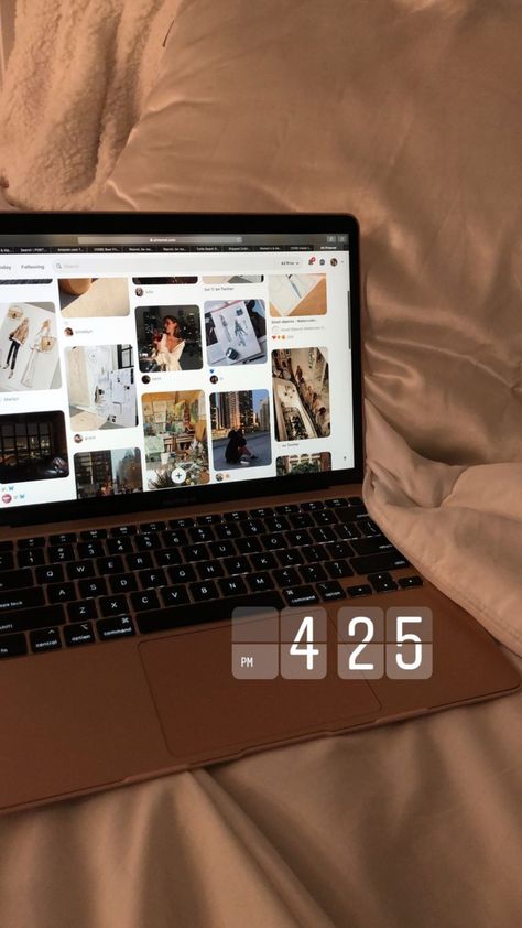 Macbook Story Instagram, Macbook Pro Snapchat Stories, Macbook Instagram Stories, Macbook Ig Story, Macbook Story, Laptop Instagram Story, Instagram Macbook Photos, Macbook Ig Photo, Time Instagram Story