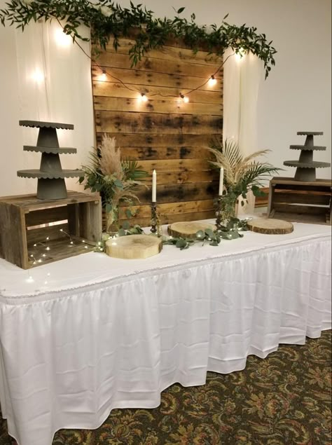 Pallet Dessert Table Backdrop, Simple Wedding Dessert Table Decor, Table Reception Wedding, Rustic Treat Table Ideas, Rustic Anniversary Party Ideas, Gathering Decoration Ideas, Rustic Bridal Shower Ideas Decorations, Bridal Party Table Ideas Receptions, Food Table Wedding