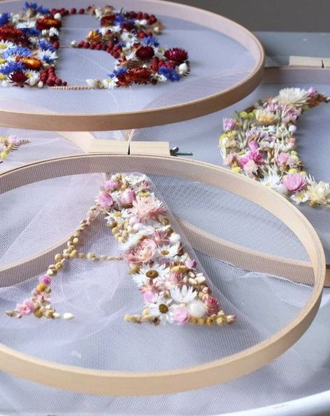 broderie tambour déco mariage unique Art With Dried Flowers, Dried Flower Embroidery, Olga Prinku, Flower Embroidery Tutorial, Embroidery Hoop Crafts, Spring Nail Colors, Embroidery Tutorial, Diy Chandelier, Diy Decorations