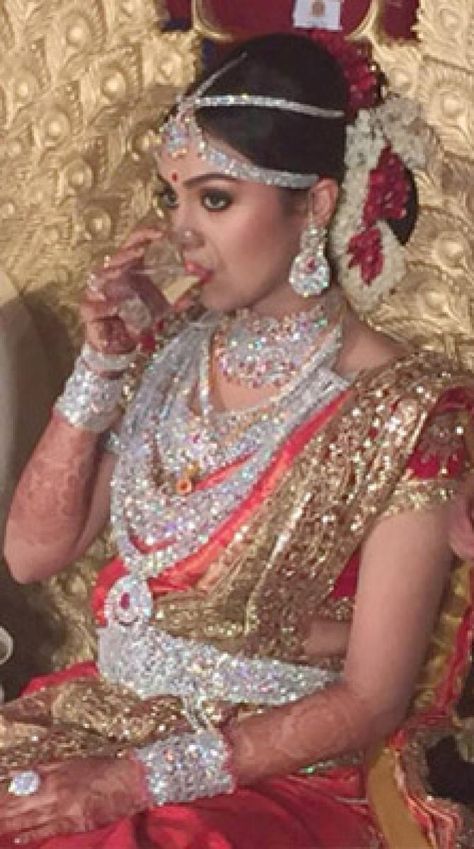 Indian Bride, No Gold Jewellery, Only Diamonds! Incredible India. #bride #indian Indian Bridal Wear, Bridal Fashion Jewelry, Indian Bridal Fashion, Bridal Jewellery Indian, South Indian Wedding, South Indian Bride, Gold Jewelry Indian, Bridal Gold Jewellery, Bride Jewellery