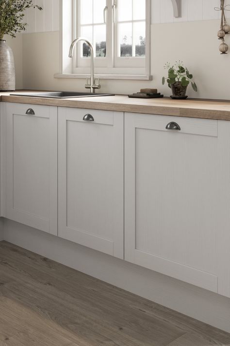 Grey White And Wood Kitchen, Grey Oak Kitchen, Dove Grey Kitchen Cabinets, New Build Kitchen Ideas Uk, Wren Shaker Kitchen, White Shaker Kitchen Oak Worktop, Allendale Dove Grey Kitchen, Pale Grey Kitchen, Howden Kitchen Dove Grey