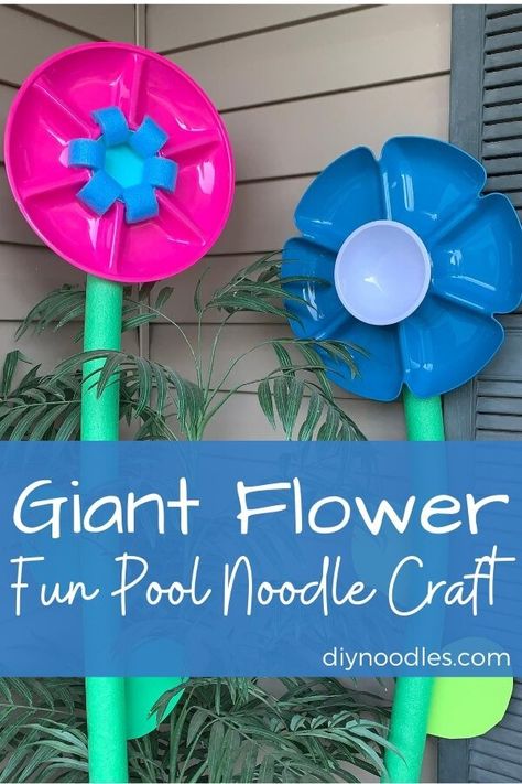 Easy instructions for making these awesome Pool Noodle Flowers. Great for garden decorations or an outdoor party! Pool Noodle Flowers, Pool Noodle Craft, Flower Pool, Giant Pool, Noodles Ideas, Pool Noodle Crafts, Diy Xmas Gifts, Pool Noodle, Fence Art