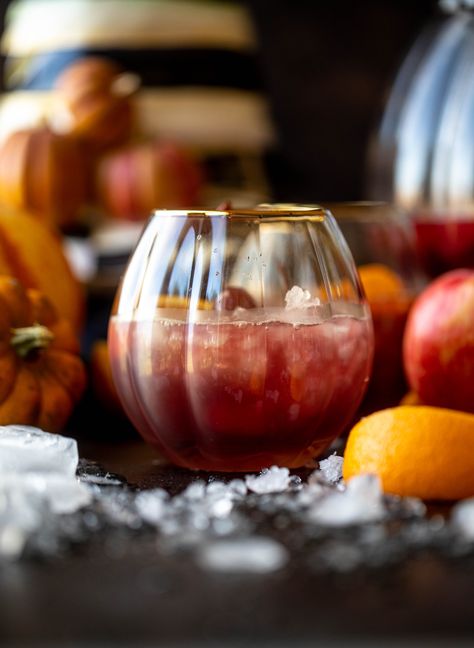 Hocus Pocus Punch, Pumpkin Pie Syrup, Fall Drink Recipes, Cider Sangria, Apple Cider Sangria, Apple Drinks, Halloween Punch, Pumpkin Beer, Fall Drink