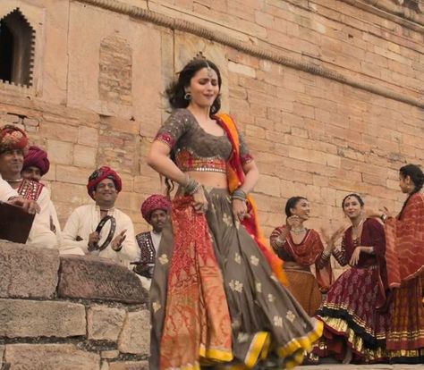 Alia Bhatt Outfits In Kalank, Alia Bhatt Kalank Look, Kalank Alia Bhatt Outfits, Alia Bhatt In Kalank Dresses, Alia Bhatt Kalank Outfits, Alia Bhatt Kalank Movie Outfit, Roop Kalank Outfits, Kalank Alia Bhatt Dress, Alia Bhatt Movie Outfits