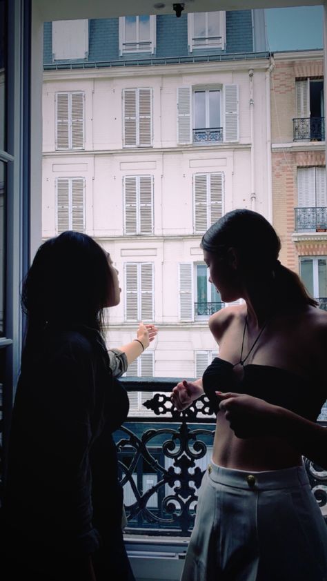 #paris #balcony #disposable #friends #friendship Friends Balcony, Paris Balcony, French Balcony, Insta Inspo, Two Girls, Friend Photos, Photo Inspo, Brisbane, Circus