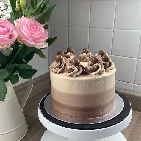 Malteser Birthday Cake, Malteser Cupcakes, Maltesers Cake, Malt Cake, Chocolate Malt Cake, Malteser Cake, Poppy Birthday, Chocolate Malt, Cake Inspo