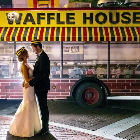 Waffle House Has a Food Truck That'll Cater Your Wedding Waffle House Food, House Truck, Old New Borrowed Blue, Food Truck Wedding, Food Truck Catering, Gourmet Breakfast, Waffle House, Party Catering, Future Wedding Plans