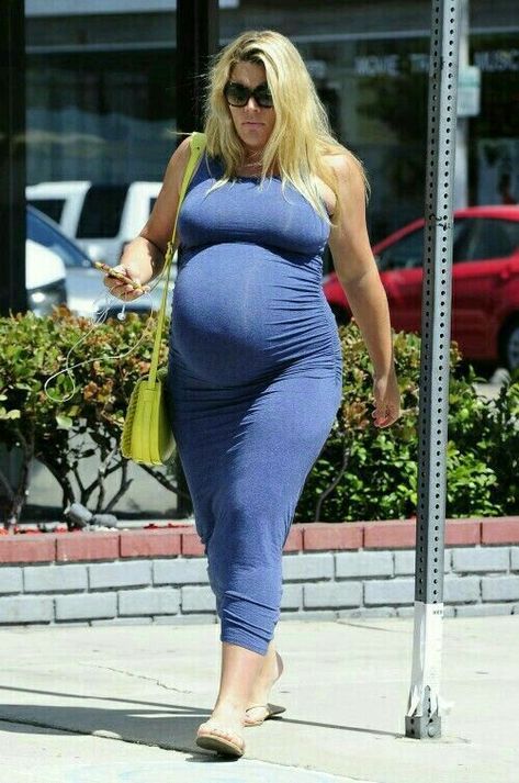 Heavily pregnant Kristen Bell on House Of Lies set Busy Phillips, Pregnant Life, Pregnant Bellies, Big Pregnant, Heavily Pregnant, Busy Philipps, Maternity Styles, Pregnant Model, Pregnancy Goals