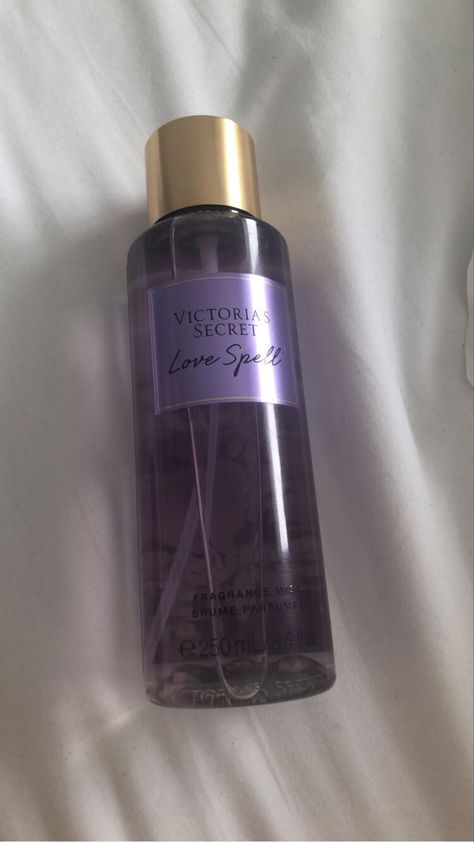 brume victoria secret Profumo Victoria Secret, Victoria Secret Body Mist, Victoria Secret Love Spell, Violet Aesthetic, Victoria's Secrets, Fragrances Perfume Woman, Victoria Secret Fragrances, Victoria Secret Perfume, Body Hacks