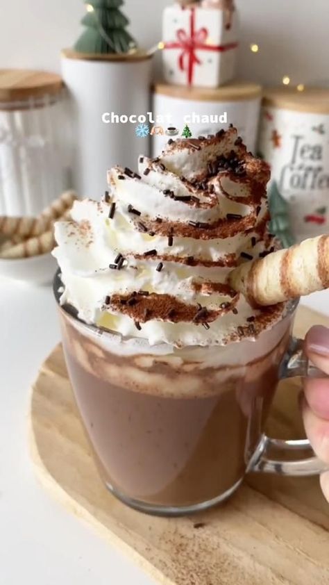 How To Make Best Hot Chocolate, Winter Aesthetic Cozy Food, Christmas Hot Chocolate Recipes, Hot Chocolate Ideas For Christmas, Pretty Hot Chocolate, Christmas Drinks Hot Chocolate, Festive Hot Chocolate, Hot Chocolate Aesthetic Christmas, Christmas Hot Chocolate Recipe