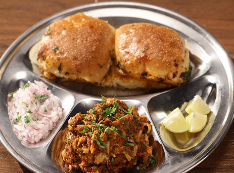 How to make Bombay Style Anda Pav Bhaji - SK Khazana, recipe by MasterChef Sanjeev Kapoor Anda Bhurji, Pav Recipe, Pav Bhaji Masala, Sanjeev Kapoor, Pav Bhaji, Desi Food, Garam Masala, Spicy Recipes, Egg Recipes