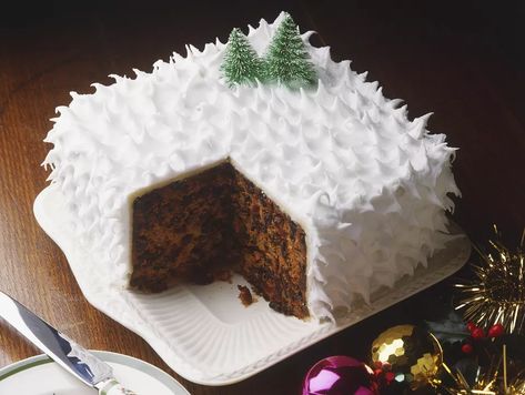 How to Ice a British Christmas Cake the Easy Way English Christmas Cake Recipe, Xmas Cake Recipes, Christmas Cake Recipe Traditional, Cake Recipes Uk, Traditional Christmas Cake, White Cake Recipes, Red Birthday Cake, Christmas Cake Recipe, Christmas Recipe Ideas