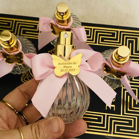 Perfume Party Favors, How To Wrap A Perfume Bottle, Perfume Favors, Quinceañera Ideas, Empty Perfume Bottles, Bottle Spray, Birthday Goodie Bags, Gifts For Guests, Diffuser Bottle