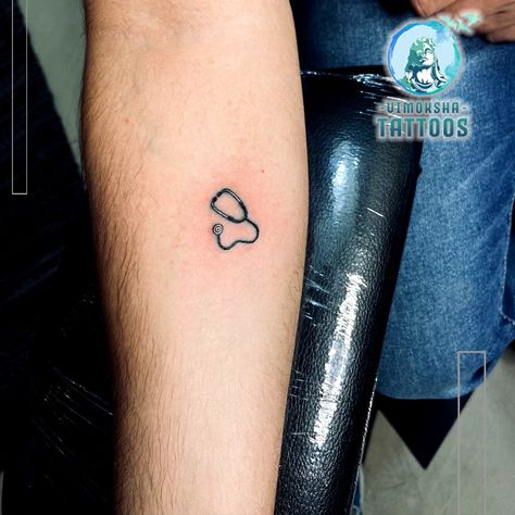 Minimalist tattoo Stethoscope Fine Line Tattoo, Tiny Stethoscope Tattoo, Sthetoscope Tattoos, Small Nurse Tattoo Simple, Small Stethoscope Tattoo, Medicine Tattoo Ideas, Medicine Tattoo, Stethoscope Tattoo, Therapy Aesthetic