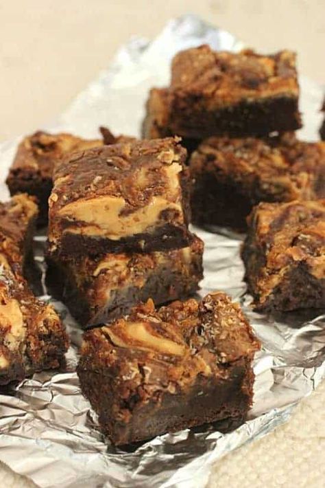 Oh my, these killer brownies are epic! Almost candy-like a day or two after they are baked they have coconut, walnuts, dulce de leche and peanut butter. Unforgettable and easy to make, of course. #brownies #killer #coconut #peanutbutter #dulcedeleche #walnuts Killer Brownies, Brownies Truffles, Paris Bakery, Coconut Chocolate Bars, Brownie Truffles, Resep Brownies, Baking School, Brownie Toppings, Brownie Ingredients