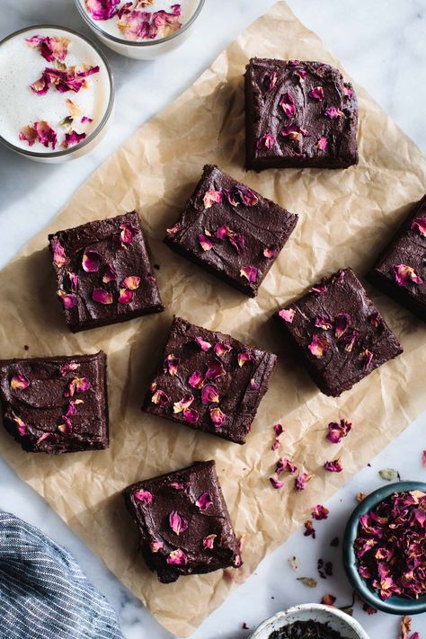 Frosted Earl Grey Brownies with Rose Petals (Gluten-Free) Usa Food, Slow Cooker Desserts, Dessert For Two, Frosé, Valentines Day Desserts, No Bake Brownies, Fudgy Brownies, Earl Gray, Earl Grey