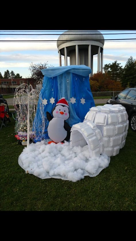 DIY igloo, penguin, whimsical winter wonderland Trunk or Treat. Igloo made from chicken wire, zip ties, duct tape, fabric, styrofoam to-go containers adhered with spray adhesive and hot glue. Balcony Decor Ideas, Christmas Parade Floats, Winter Wonderland Decorations, Penguin Decor, Snow Theme, Christmas Light Displays, Christmas Float Ideas, Christmas Yard Decorations, Winter Wonderland Christmas