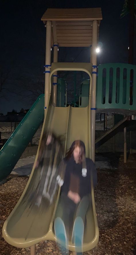 Aesthetic Park Pictures With Friends, Night Park Photoshoot, Playground Photoshoot Night, Playground Pics With Friends, Photoshoot At Playground, Aesthetic Playground Pictures, Park Pics With Friends, Park Pictures With Friends, Streetlife Aesthetic