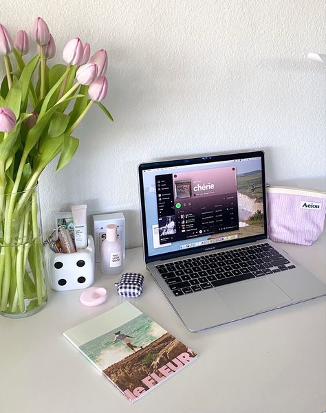 Desk Laptop Aesthetic, Pink Minimalist Bedroom, College Room Decor, Desk Inspiration, Psychology Student, Desk Inspo, College Room, Room Desk, Study Inspo