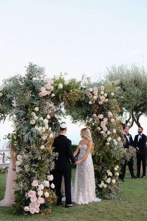 Sean&Cayley's Jewish ceremony was held in one of the gardens of Villa Cimbrone, in Amalfi coast. We tried to create a classic and romantic style with the natural greenery of the surroundings. We adorned the Jewish chuppah with local foraged greenery. Natural branches take over the chuppah’s poles, adorned with groups of roses in a very light palette, giving a romantic and timeless setting for the wedding vows.
Wedding planner ExclusiveItalyWeddings
photographer CinziaBruschini
Fd FlowerAddicted Flower Chuppah Wedding, Chuppah Ideas Indoor, Huppah Wedding Outdoor, White Chuppah, Huppah Wedding, Jewish Chuppah, Chuppah Ideas, Chuppah Flowers, Chuppah Decor