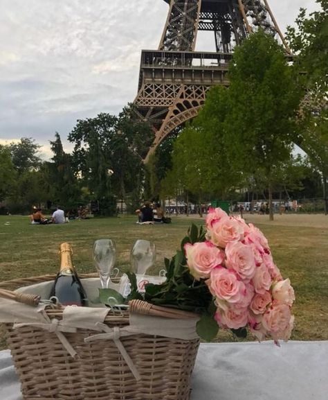 Torre Eiffel Paris, A Day In Paris, Parisian Aesthetic, Paris Dream, Paris Vibes, Parisian Life, Paris Aesthetic, Living In Paris, A Picnic