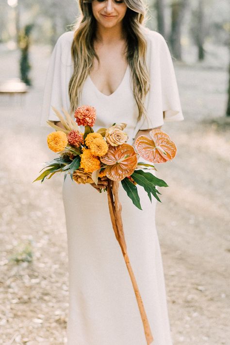 We're seriously crushing on this bride's unique autumnal bridal bouquet | Image by Juliana Aragon Photography Anthurium Bridal Bouquet, Retro Wedding Inspiration, Unique Wedding Bouquet, Fall Wedding Color Schemes, Bouquet Images, Beach Wedding Decorations, Fall Wedding Flowers, Ideas For Wedding, Wedding Inspiration Fall