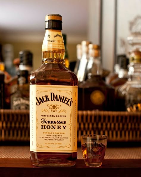 Jack Daniel's Honey Jack Daniels Honey Whiskey, Beer Mixed Drinks, Jack Daniels Honey, Don't Drink And Drive, Honey Whiskey, Tennessee Honey, Manly Style, Whiskey Distillery, Dont Drink And Drive