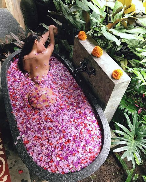 KATHERINE Bath Aesthetic, Bath Photography, Pose Model, Dream Bath, Floral Bath, Flower Bath, Milk Bath, Black Travel, Relaxing Bath