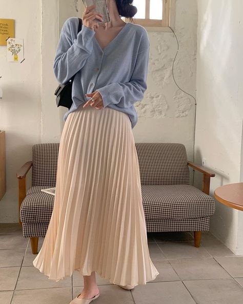 Korean Girl Fashion Aesthetic, Summer Skirt Outfits Casual, Minimal Style Outfits Summer, Sixthform Outfits, Pleated Maxi Skirt Outfit, Korean Skirt Outfits, Mission Outfits, Appropriate Clothes, Kfashion Ulzzang