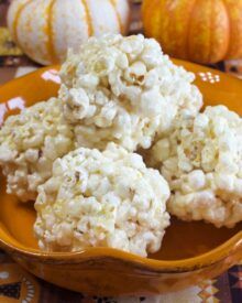 Homemade Popcorn Balls, Popcorn Balls Recipe Easy, Marshmallow Popcorn Balls, Halloween Popcorn Balls, My Country Table, Popcorn Balls Recipe, Easy Popcorn, How To Make Popcorn, Homemade Popcorn