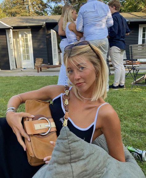 Cameron Diaz Short Hair, Cameron Diaz Hair, Shoulder Length Hair Blonde, Above Shoulder Length Hair, Character Introduction, Cool Hairstyles For Girls, Rafe Cameron, Hippie Hair, Hair Icon