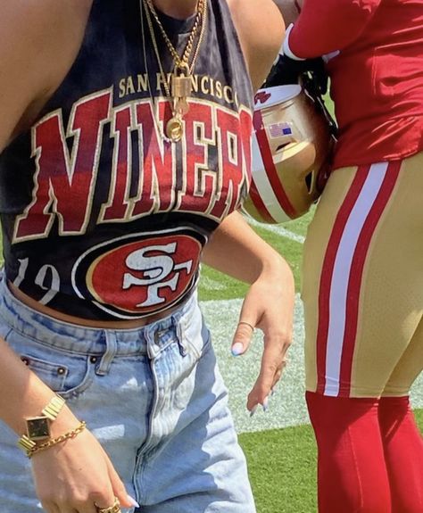 Aiden Graves, Vanessa Mazur, Mariana Zapata Aesthetic, Nfl Wags, College Football Game Outfit, Nfl Wives, 49ers Outfit, Football Girlfriend, College Gameday Outfits