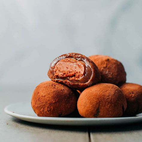 Vegan Chocolate Mochi - Full of Plants Chocolate Mochi Recipe, Mochi Chocolate, Chocolate Mochi, Coconut Milk Chocolate, Vegan Japanese, Mochi Recipe, Gluten Free Sweet, Japanese Dessert, Chocolate Filling