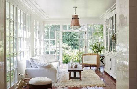 40 Sunroom Ideas To Make the Most of This Airy, Light-Flooded Bonus Space French Country Sunroom, Country Sunroom, Narrow Sunroom, Dining Sunroom, Cozy Sunroom, Sunroom Ideas, Budget Design, Sunrooms, House Remodel