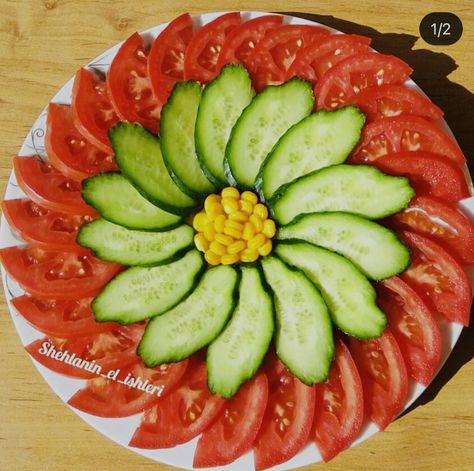 Cursed Cakes, Salad Presentation, Salad Design, Amazing Food Platters, Fruit Platter Designs, Healthy Party Food, Decorações Com Comidas, Amazing Food Decoration, Catering Ideas Food