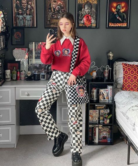 Checkerboard Shirt Outfit, Checker Pants Outfit, Weird Aesthetic Outfits, Checkered Pants Outfit, Houndstooth Outfit, Red Checkered Shirt, 90s Street Style, Fashion Forward Outfits, Office Casual Outfit