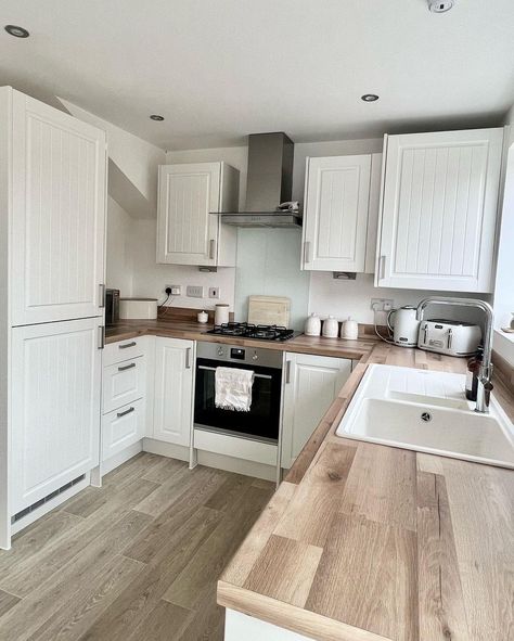 Kitchen Ideas White Tiles, Ushape Kitchen Ideas, Living Room Designs New Build, Council Kitchen Ideas, Uk New Build House Decor, Small U Shape Kitchen, White Kitchen Wooden Worktop, Kitchen Design Cream, New Build House Decor Uk