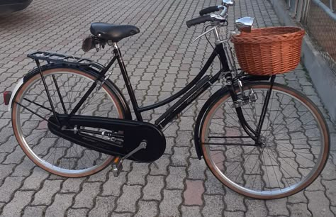 Old Fashioned Bike, Bicycle Aesthetic, Nantucket House, Future Bike, Paris To London, Bike Diy, Bicycle Chic, Road Bike Vintage, Black Bicycle