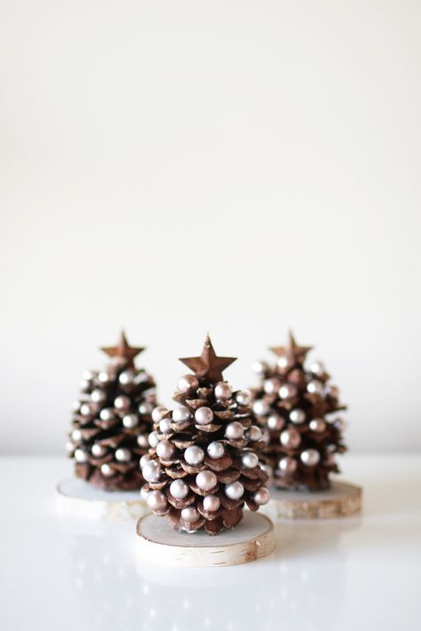 Julkransar Diy, Joululahjat Diy, Cones Crafts, Christmas Tree Crafts, Pine Cone Crafts, Easy Christmas Crafts, Handmade Christmas Decorations, Christmas Ornament Crafts, Noel Christmas