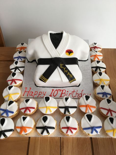 Martial Arts Party, Karate Cake, Karate Birthday Party, Martial Arts Birthday, Black Belt Taekwondo, Jiu Jutsu, Art Birthday Cake, Karate Party, Karate Birthday