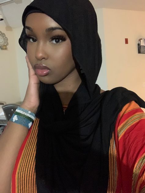 Somali Makeup Looks, Somali Makeup, Pretty Somali Girl, Black Hijabis, Somali Girl Makeup, Muslim Makeup, Somali Girl Aesthetic, Hijabi Styles, Hijabi Makeup