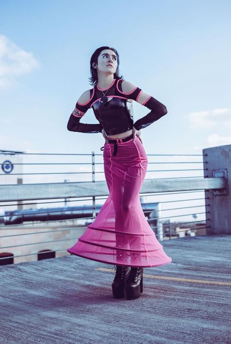 Reem Acra Resort 2023, Cyberpunk Fashion Aesthetic, Cyberpop Outfit, Futuristic High Fashion, Atompunk Fashion, Pink Cyberpunk Outfit, Futuristic Outfits Aesthetic, Cyberpop Fashion, Rave Outfits Aesthetic